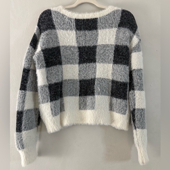 Express Black White Plaid Fuzzy Knit Sweater Cropped Long Sleeve Size Small - Picture 3 of 7